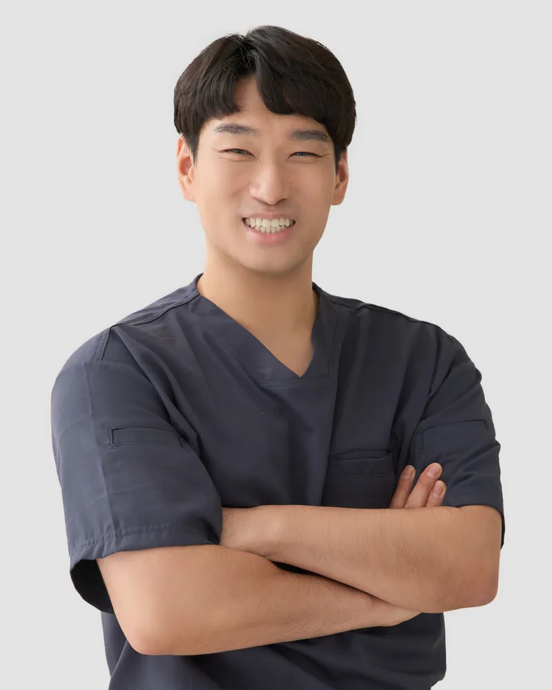 다리핏의원 정병권 대표원장 — 회색 수술복 차림으로 팔짱을 끼고 미소 짓는 심장혈관흉부외과 전문의·의학박사 프로필 사진